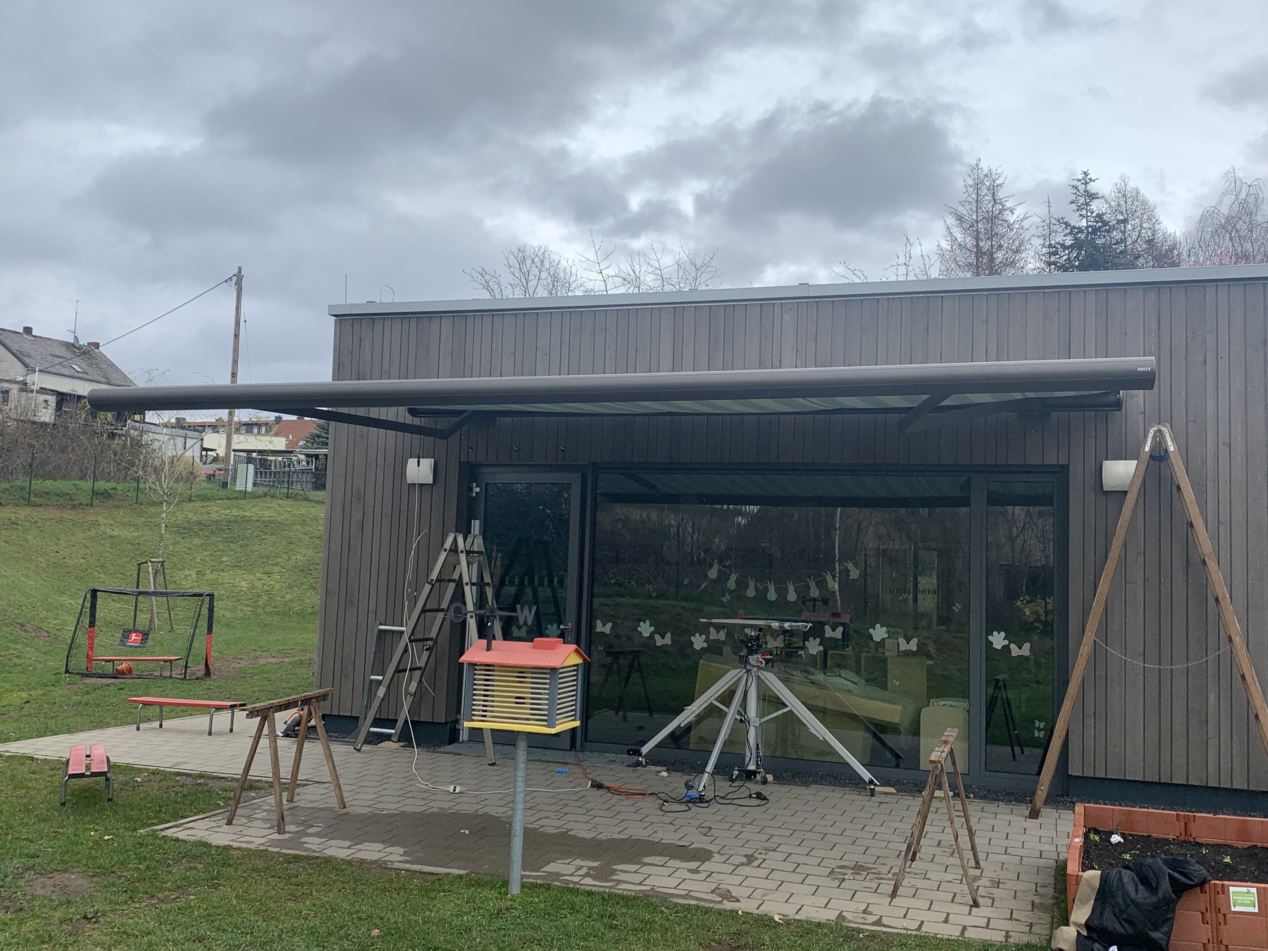 ein haus in dem neue Rollläden angebaut wurden 